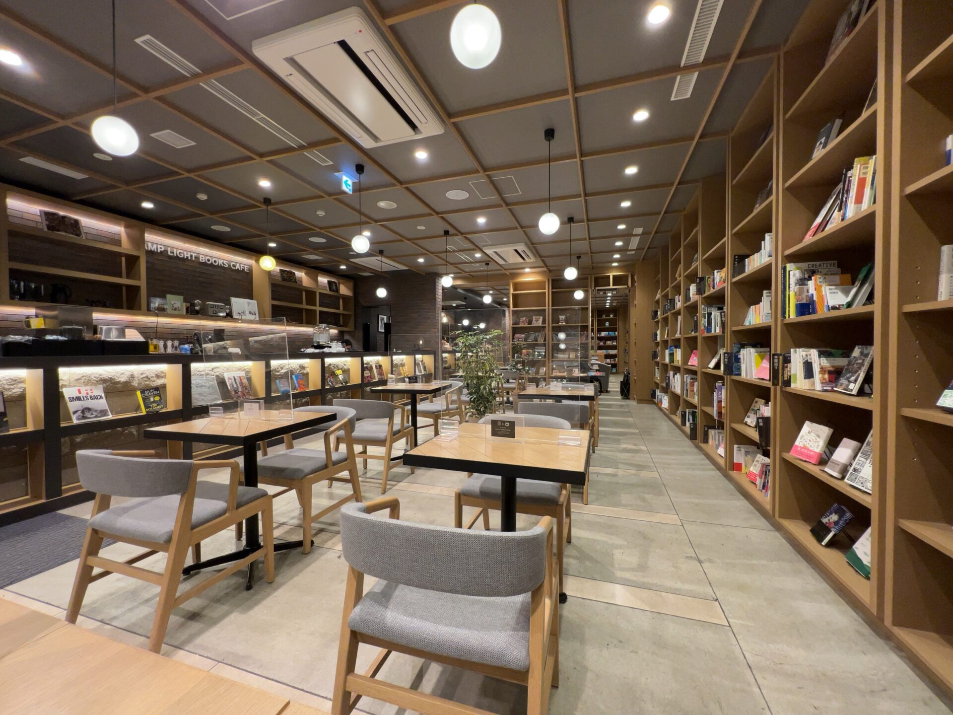 LAMP LIGHT BOOKS CAFE 店内2