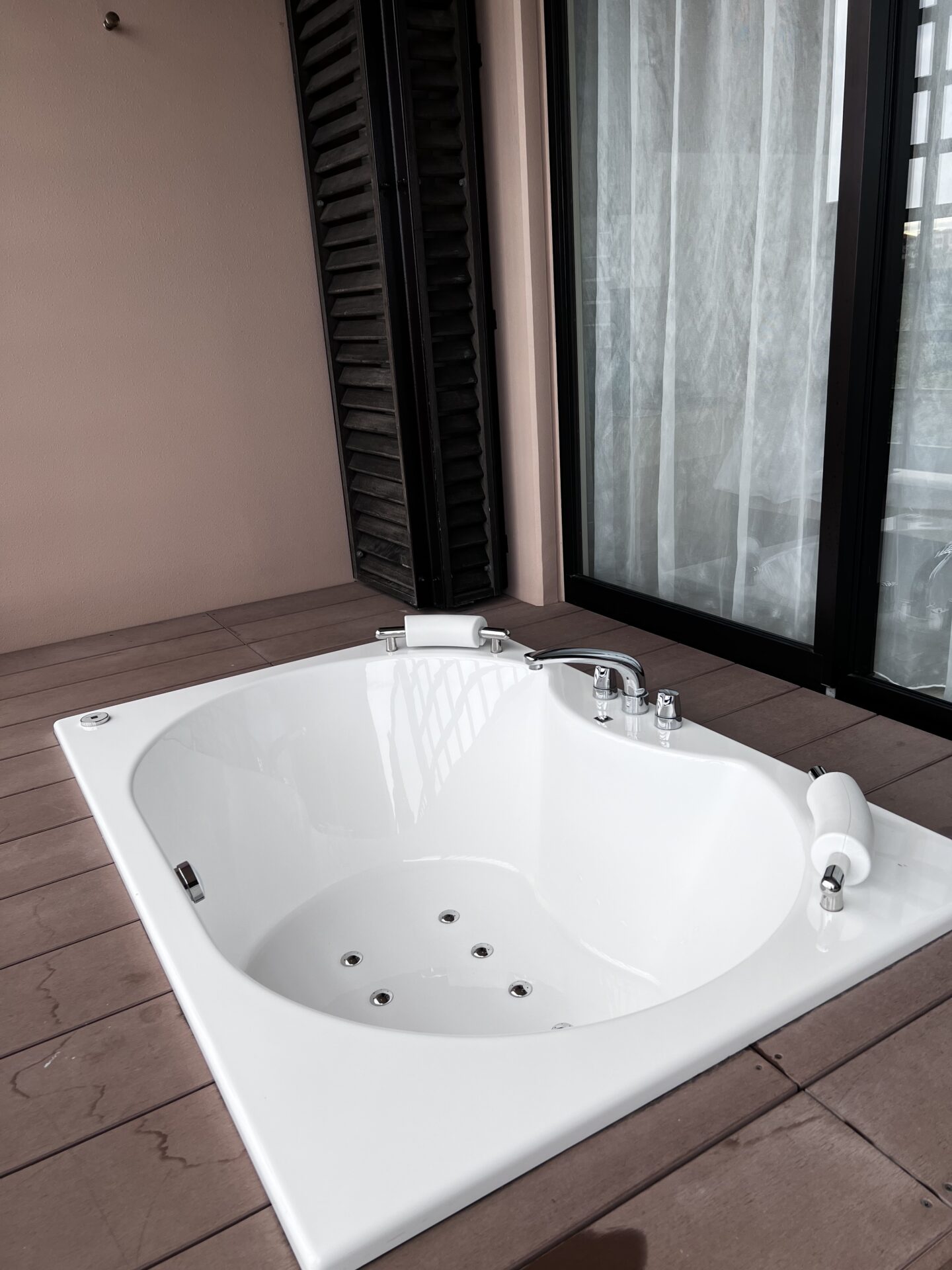 HOTEL SHIGIRA MIRAGE テラスの浴槽