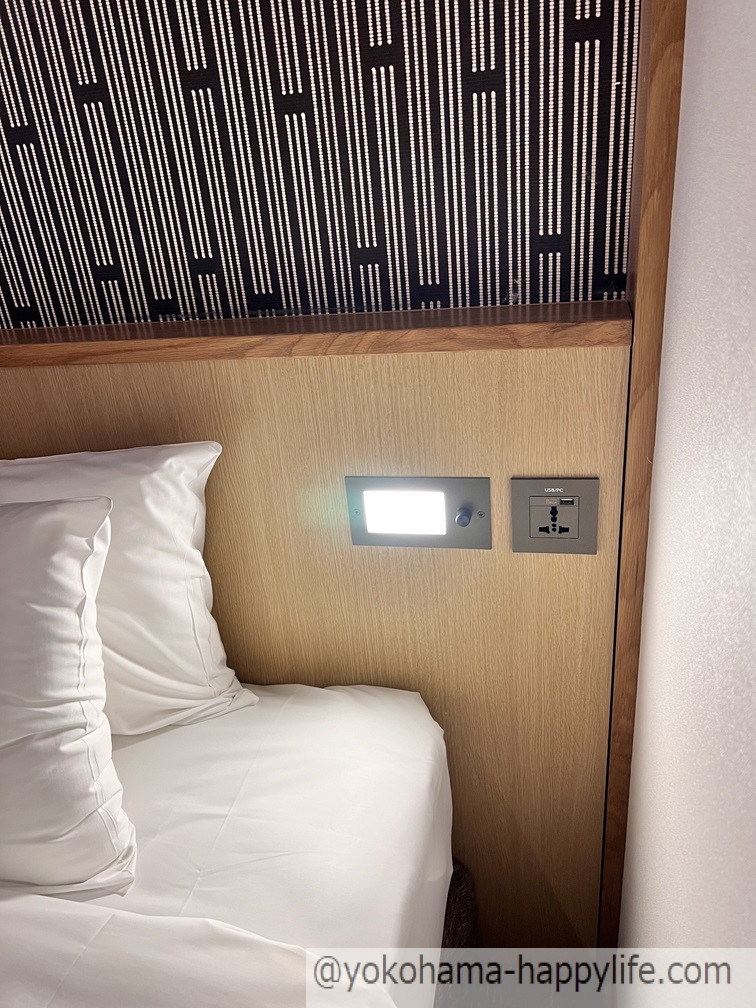 Hotel GRACERY ベッドの電源コンセント2